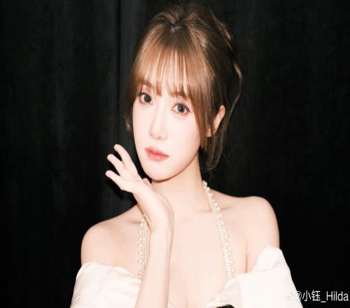 小钰晒照：香肩裸露锁骨可养鱼