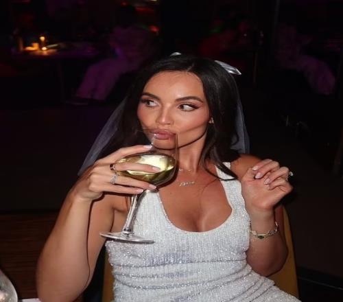 好事将近！沃特金斯未婚妻举办婚前单身派对婚礼将于盛夏举行