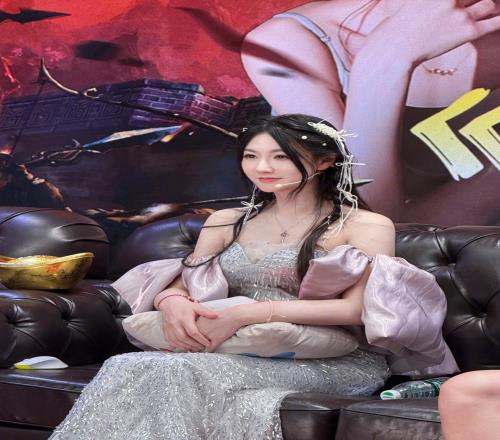 小苍晒照：圆润了一圈的小苍