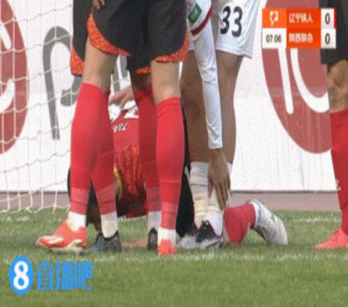 8分钟伤退！田依浓禁区内防守时被踢中面部，无法坚持替换下场