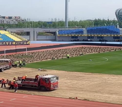 记者：一个多月没有主场比赛，青岛西海岸主场草坪首度进行更换