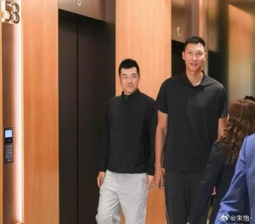 易建联昨天和王仕鹏一同出席活动阿联退役后反而瘦了