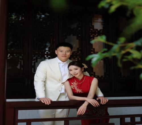 恭喜李弘权晒与妻子唯美婚纱照郎才女貌甜蜜领证