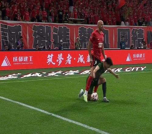 【投票】费利佩该被罚吗媒体人热议：处罚也要搞清楚依据和规则