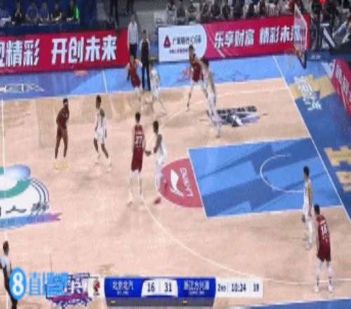 防守反击一气呵成！巴里布朗飞身断球反击接回传打成2+1