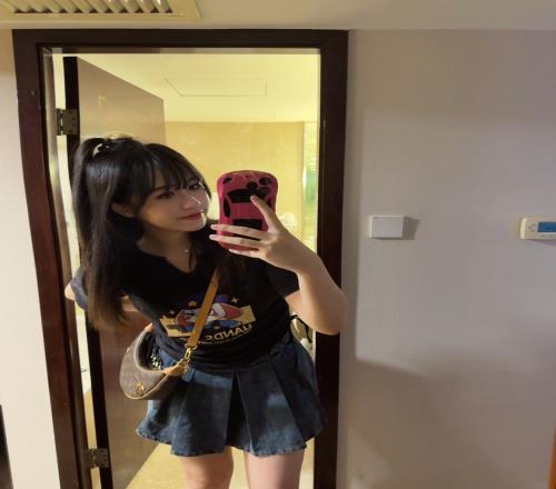 有点像精神小妹！前LPL女解说suki晒照：比起吃饭我更喜欢你