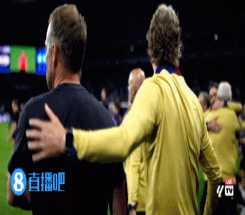 纪律！球员在客场庆祝夺冠弗里克第一时间把球员赶走+怒视
