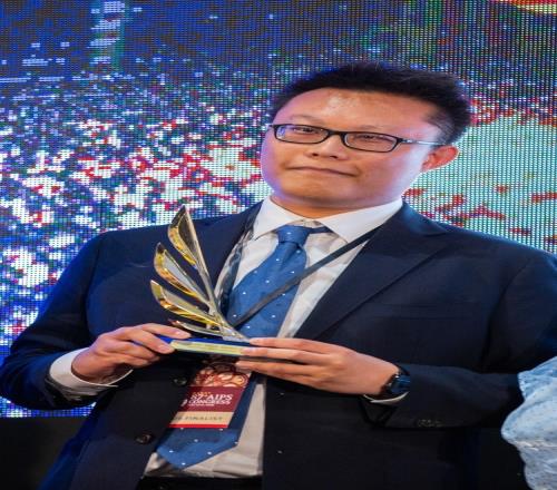 凰家看台一位中国记者，写欧洲问题，拿了国际大奖