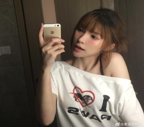 无畏契约美女主持麦麦晒照：老肩巨滑