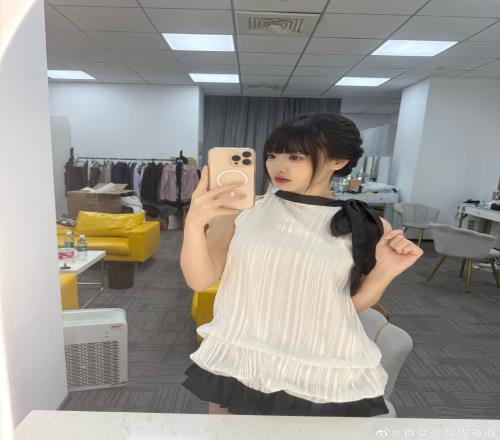 LPL互动女主持人周敢敢晒照：新买的99元小裙子如何呢