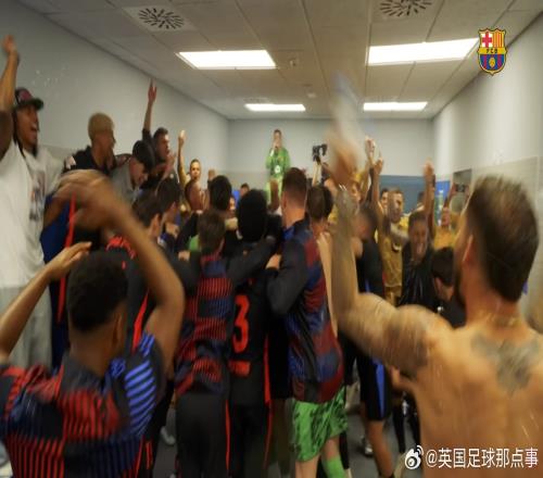 【名场面】队友疯狂庆祝冠军时，什琴斯尼静静坐在柜子顶上抽雪茄