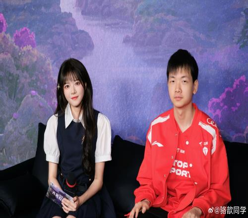 女主持人骆歆分享今日LPL赛前采访工作照："待会儿见咯"