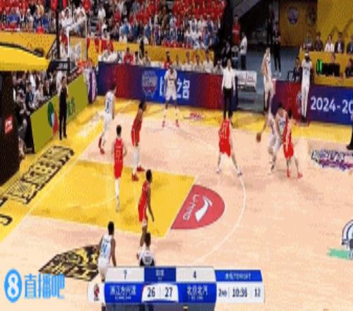 这不行！纳托尔切入暴扣被卡尔顿从篮圈底捅出并犯规打成2+1