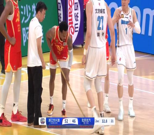 球童一脸懵什么都能干啊！广厦小外布朗能攻能防还能拖地