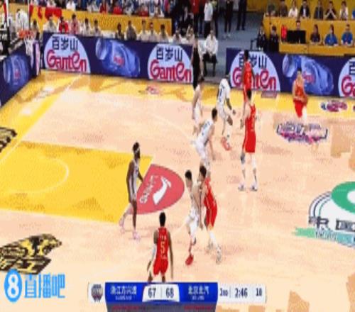 埋下隐患！朱俊龙篮板推人三节未结束已经个人第五犯