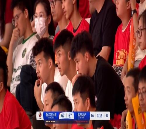 为广厦队加油，王钰栋、刘浩帆、麻皓齐现场观战CBA总决赛G5