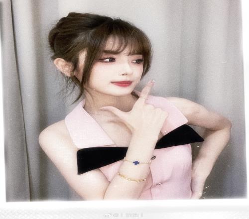 互动女主持人泱泱晒出自拍：0成本撕拉片昨天上班造型还不戳嗷