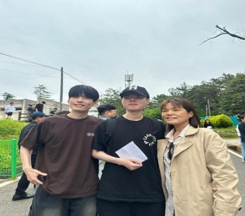 Deft妈妈分享了Deft入伍照：儿子啊！要加油健健康康地好好回来！