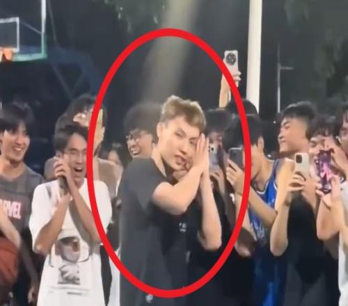 徐杰参加校园行活动单挑命中超远三分再秀熟悉“晚安安”庆祝