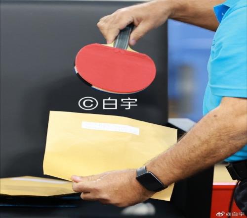 白宇：在王楚钦球拍受损事件后，世乒赛球拍封装袋改为超软纸袋