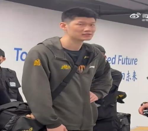 媒体人：胡金秋没有过多庆祝因腹部受伤已缓慢离开球馆