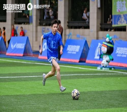 厂长、Uzi参加“天生英雄”公益行动返图：助力乡村青少年成长
