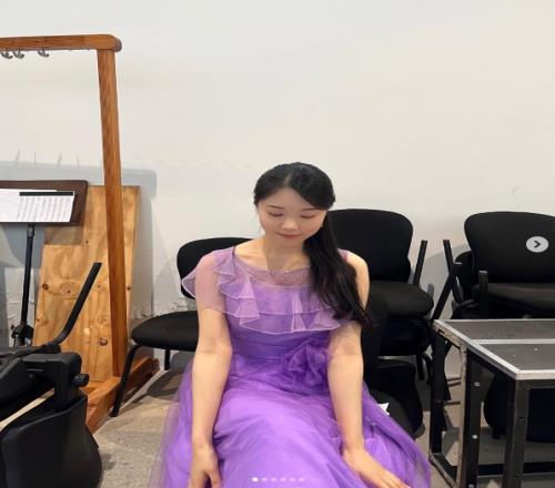 小吕布粉丝集合！Gumayusi姐姐晒照：吉他演奏的紫色礼服！