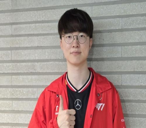Faker祝贺Uzi入选名人堂：他是非常出色的ADC完全配得上这份荣誉