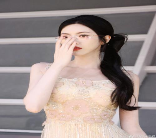 PEL主持吉祥晒照：眼镜才是本体，流苏礼服，突出一个朦胧美