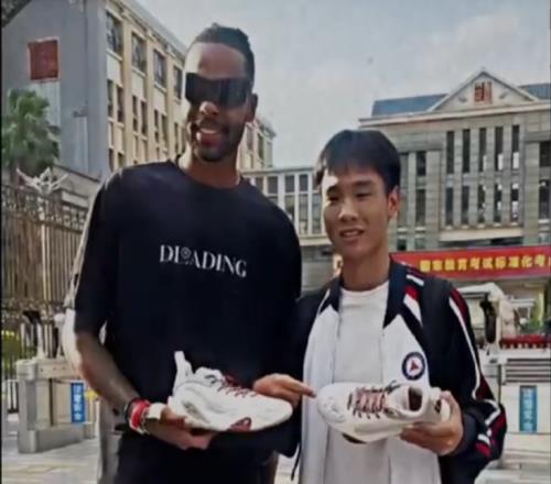 偶像接你放学拉塞尔接高三粉丝放学并送上球鞋：祝他好运