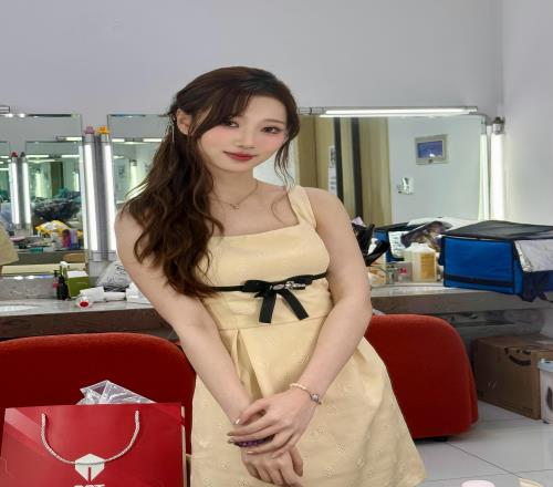 刘姐你好美美女主持阿芙晒照：优雅长裙+摄