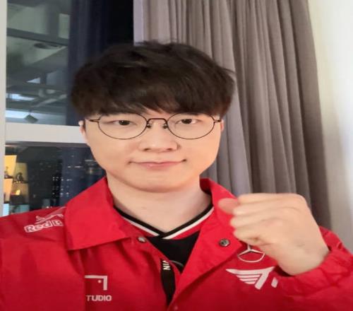 LPL粉丝热议Faker祝贺Uzi入选名人堂：一个传奇一个传销5冠王传奇跟0冠王传奇