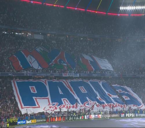 大战揭幕！现场巴黎球迷打出巨型TIFO：团结一致，所向披靡