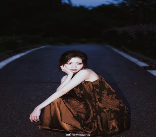 LPL美女主持人希然晒照：“把风唱的歌藏到裙摆里”