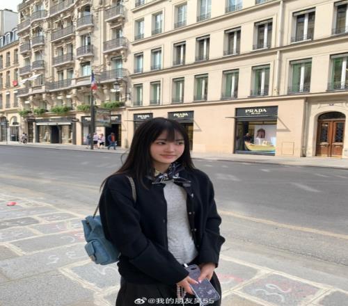 单手提着3万块！JackeyLove女友55晒旅游照：发送