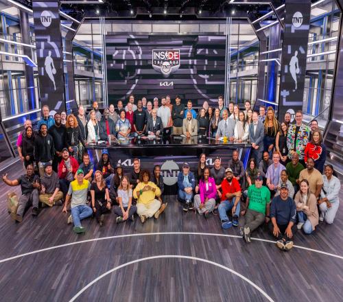 泪目TNT结束与NBA36年合作为全体员工颁发戒指&合影留念