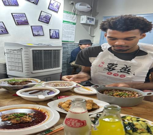 安排上了！文班社媒晒牛肉面&糍粑&花生露&北冰洋汽水