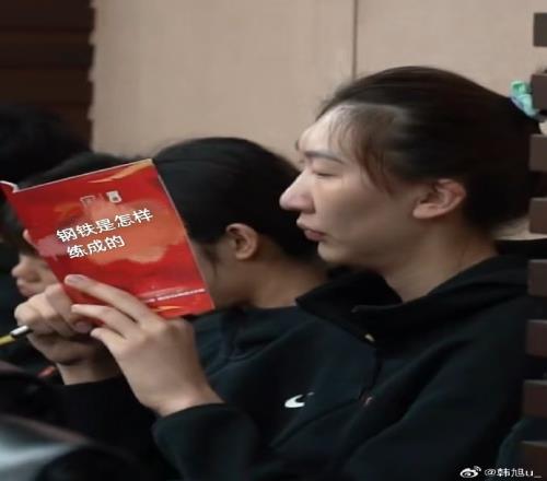 韩旭晒学习照：祝所有高考学子考的都会蒙的全对记得带好证件哦