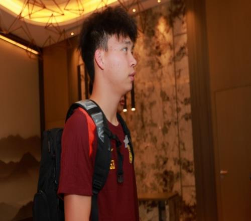 刘越谈王钰栋首发：既期待也有点担心，还是以平和心态给更多支持