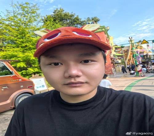 Yagao分享游乐园照：来玩新项目了附上一段灯光秀