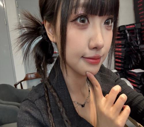 主持人周敢敢晒照：瓦手游线下试玩会带药带保温杯希望能扛住ovo