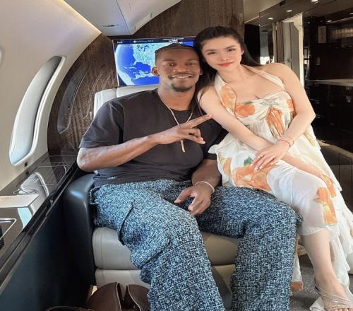 赌城潇洒去了！美女牌手布兰妮晒和巴特勒登机合照