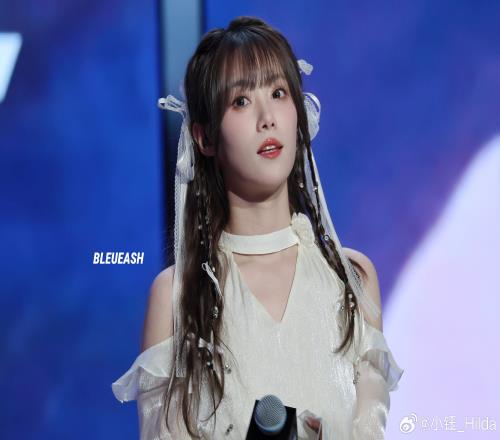 LPL女主持人小钰晒照：夏天波光粼粼的材质增加一点清凉感