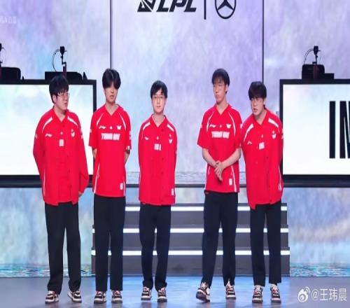 媒体人：感谢这支WE带给大家的感动和惊喜还有对华语乐坛的贡献