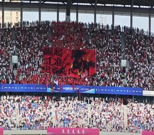 氛围超赞！淮安南京比赛一侧看台坐满观众，tifo“崛起江淮”瞩目