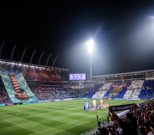 津门虎vs泰山赛前TIFO：天津民园广场足球雕像与天津港大沽灯塔