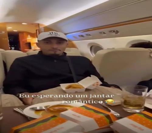 情人节吃汉堡被老婆调侃不浪漫，拉菲尼亚嬉皮笑脸狂炫巨无霸
