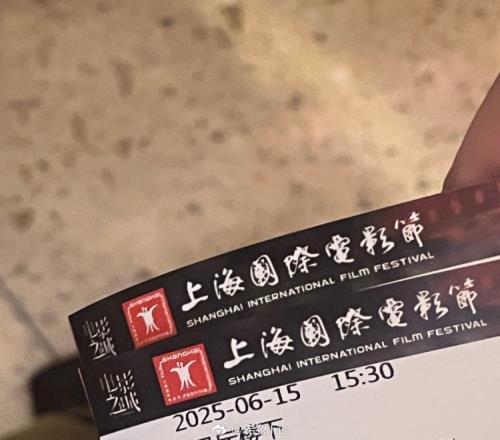 希然分享看电影自拍：赶上勒！今天只抢到两部大家都在看啥