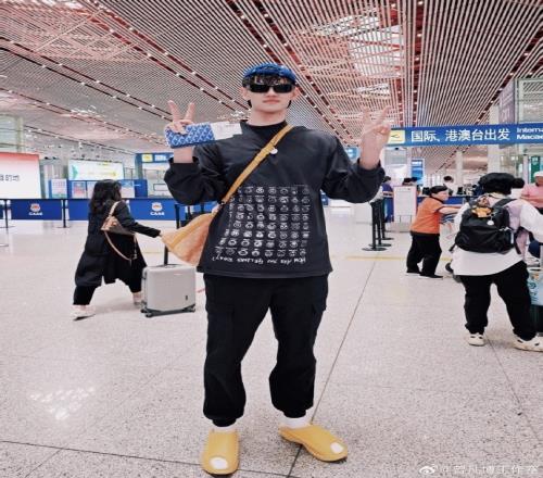 早日康复！曾凡博工作室晒小曾机场照：德国康复训练之旅启程