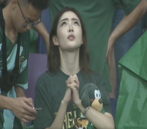 看台上祈祷的幸运女神！当过空姐，从小是浙江球迷去年主场全勤